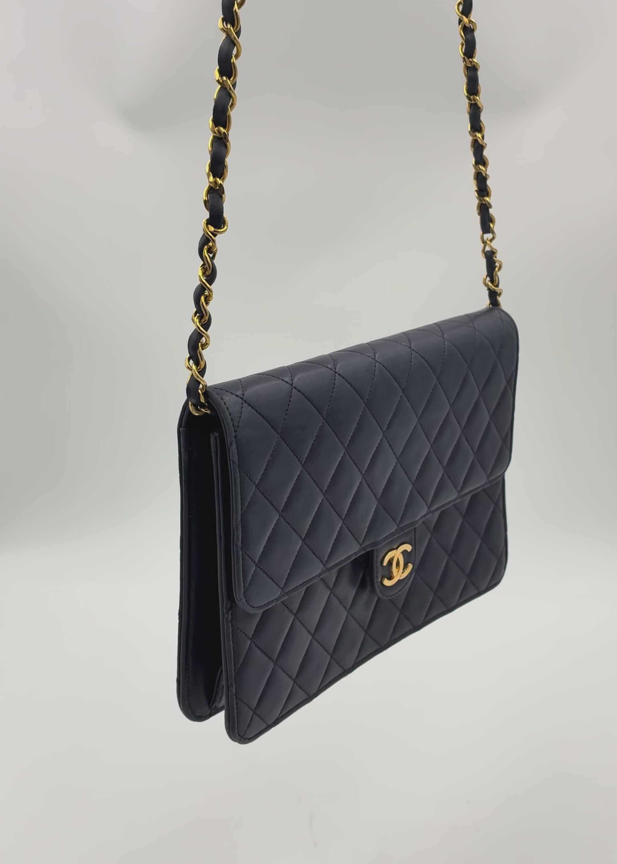 Preloved | Chanel Classic Flap Skuldertaske i Marineblåt Lammeskind